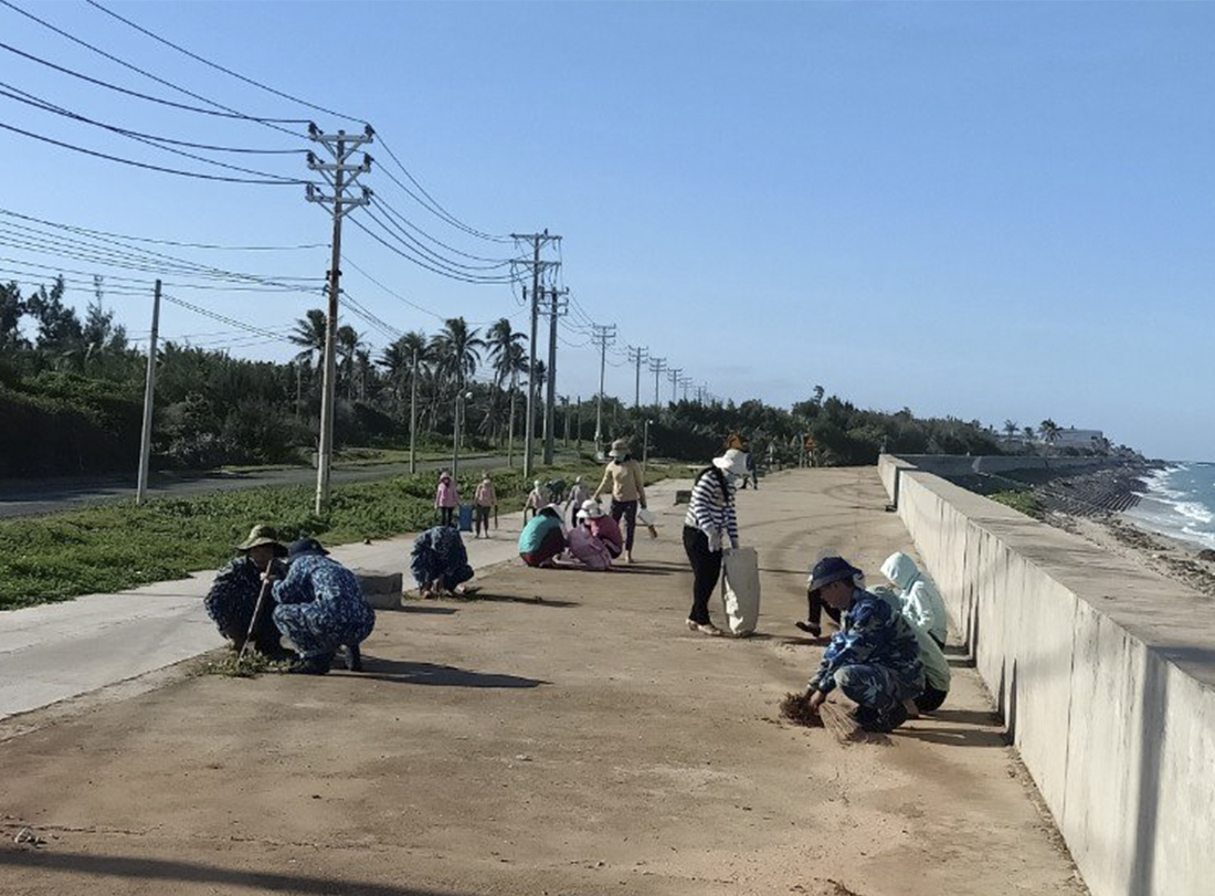 Cán bộ, đoàn viên Vùng 4 Hải quân tham gia “Ngày thứ Bảy tình nguyện”